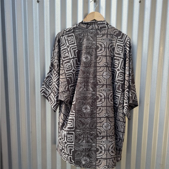 Manuhealii Black and White coverup - Picture 4 of 4